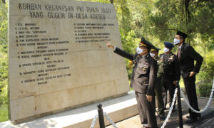 Rencana Pemkab. Madiun, Perkaya’ Daya Tarik Monumen Kresek mengamati prasasti01