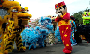 Meriahkan Tahun Baru Imlek 2026, KAI Daop 7 Bagi-Bagi Souvenir di Stasiun Madiun aksi baringsai1