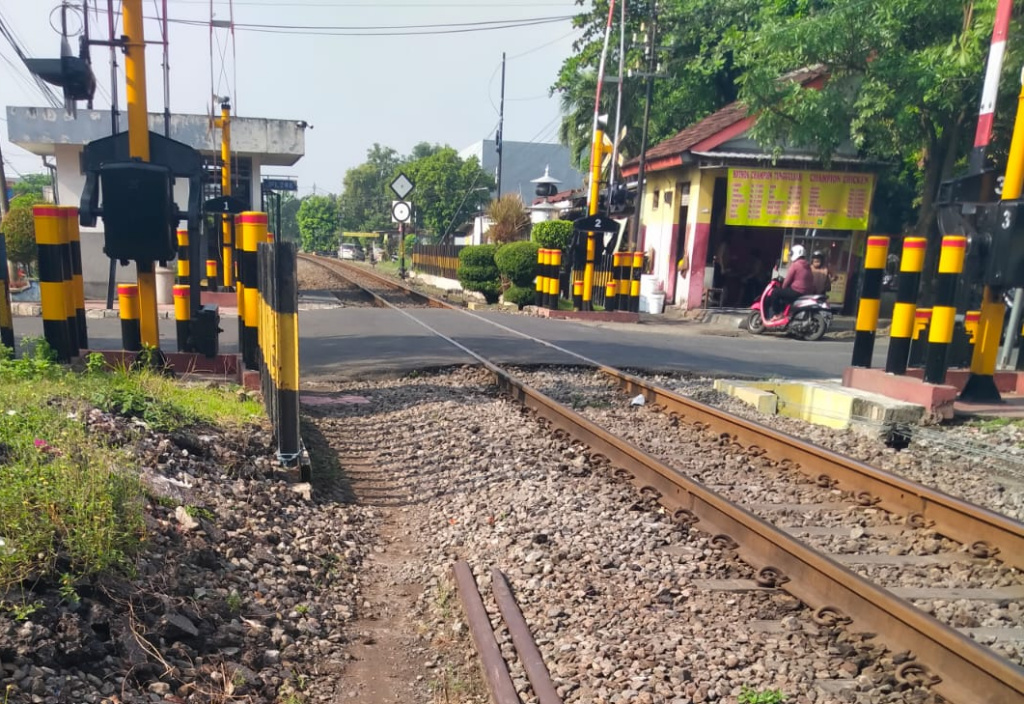 Lagi, KAI Daop 7 Madiun Sterilisasi Jalur di Emplasemen Stasiun Tulungagung  - Madiun Tourism