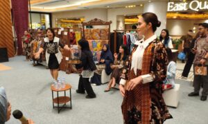 Kemenpar Angkat Wastra sebagai Daya Tarik Wisata Budaya melalui “Jelajah Indonesia Wastra Nusantara” Angkat Wastra1