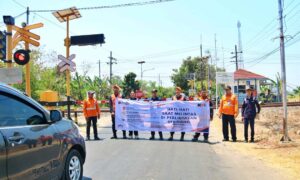 Tingkatkan Keselamatan Perjalanan Kereta, KAI Daop 7 Edukasi Pengguna Jalan di Magetan dan Ngawi eduakasi perlintasan1
